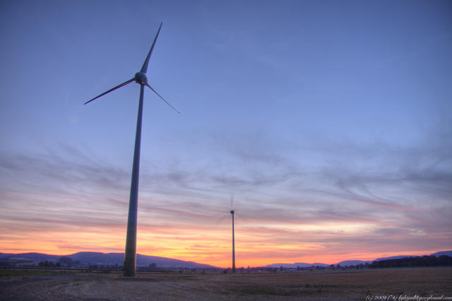 Windkraftrad im Sonnenuntergang HDR 5267