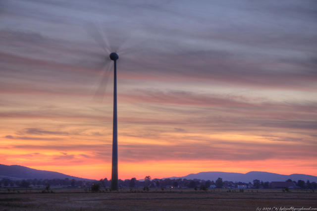 rotierendes Windkraftrad im Sonnenuntergang HDR 5273