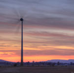 rotierendes Windkraftrad im Sonnenuntergang HDR 5273